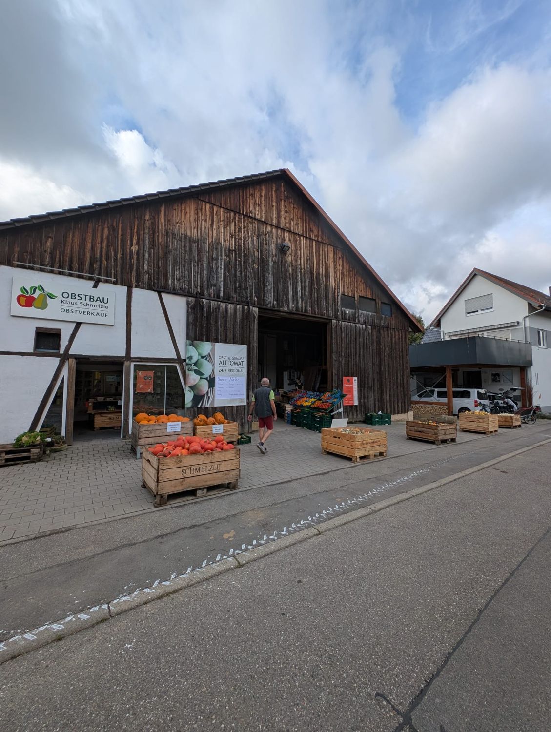 Hofstelle mit Fachwerk, alter Holzscheune und dem Schild Obstbau Klaus Schmelzle